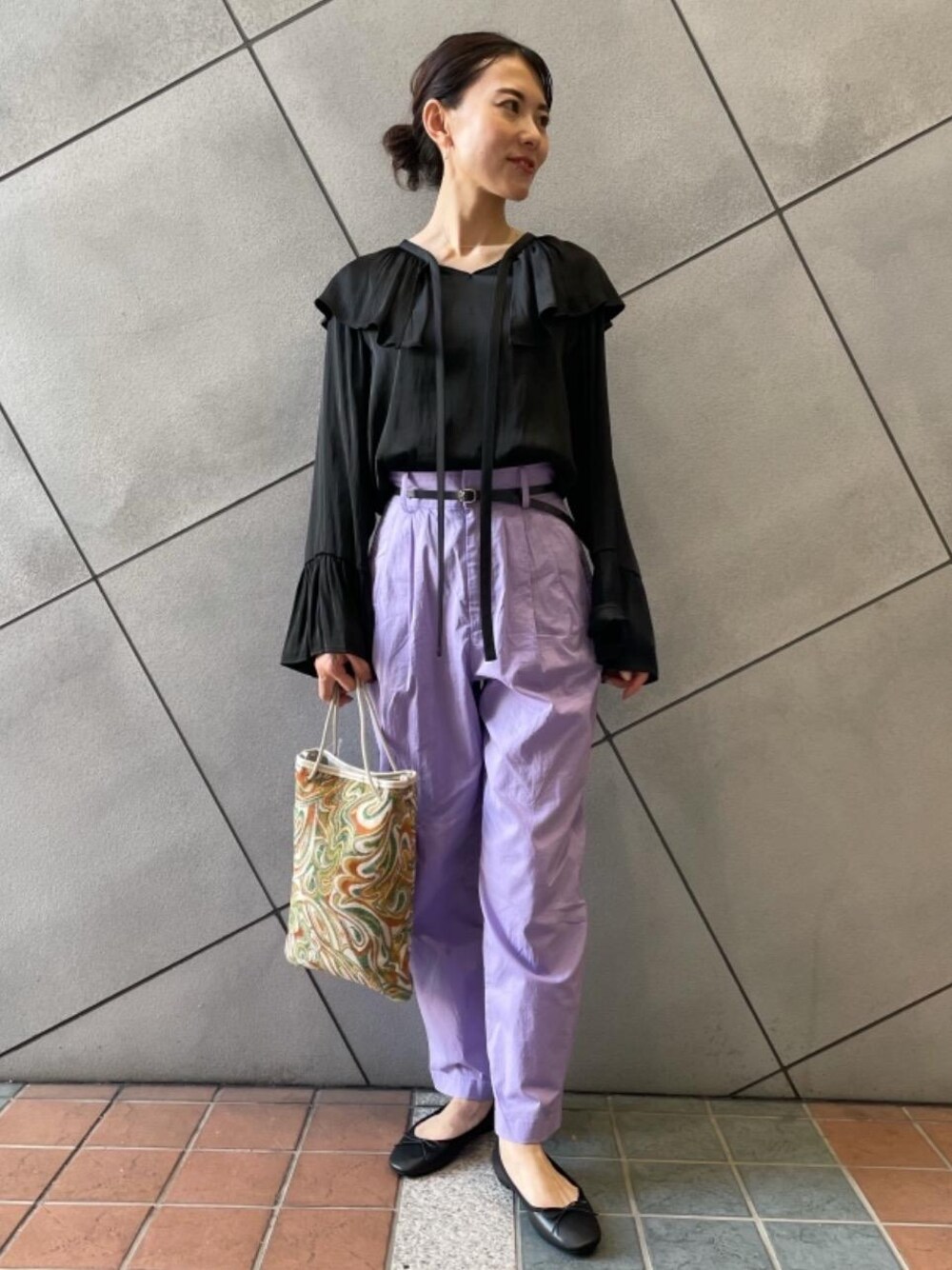 パープル系のその他パンツ、グリーン系のショルダーバッグ、ブラック系のバレエシューズを着用したレディースの夏コーディネートの1枚目の写真