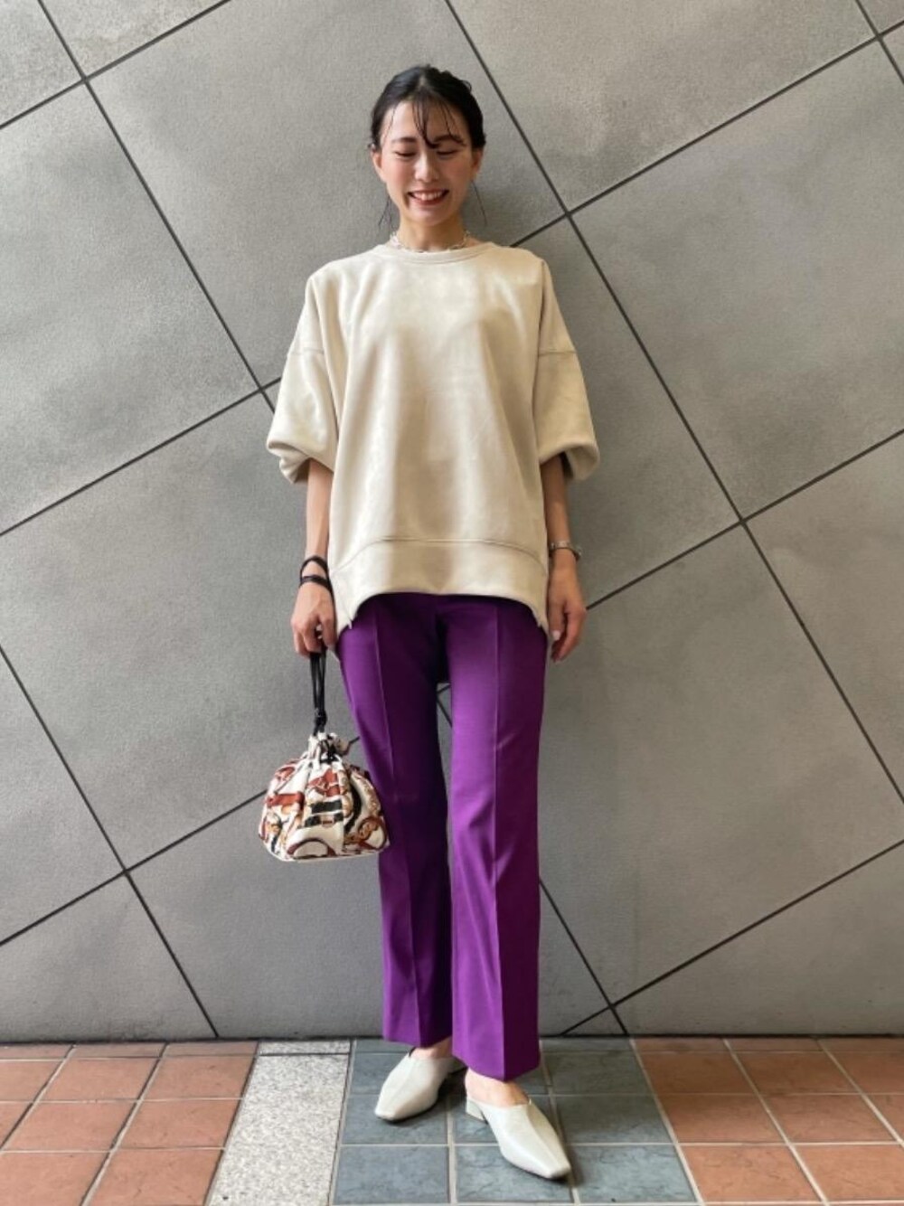 ホワイト系のショルダーバッグ、その他のその他シューズ、ベージュ系のTシャツ/カットソーを着用したレディースの夏コーディネートの1枚目の写真