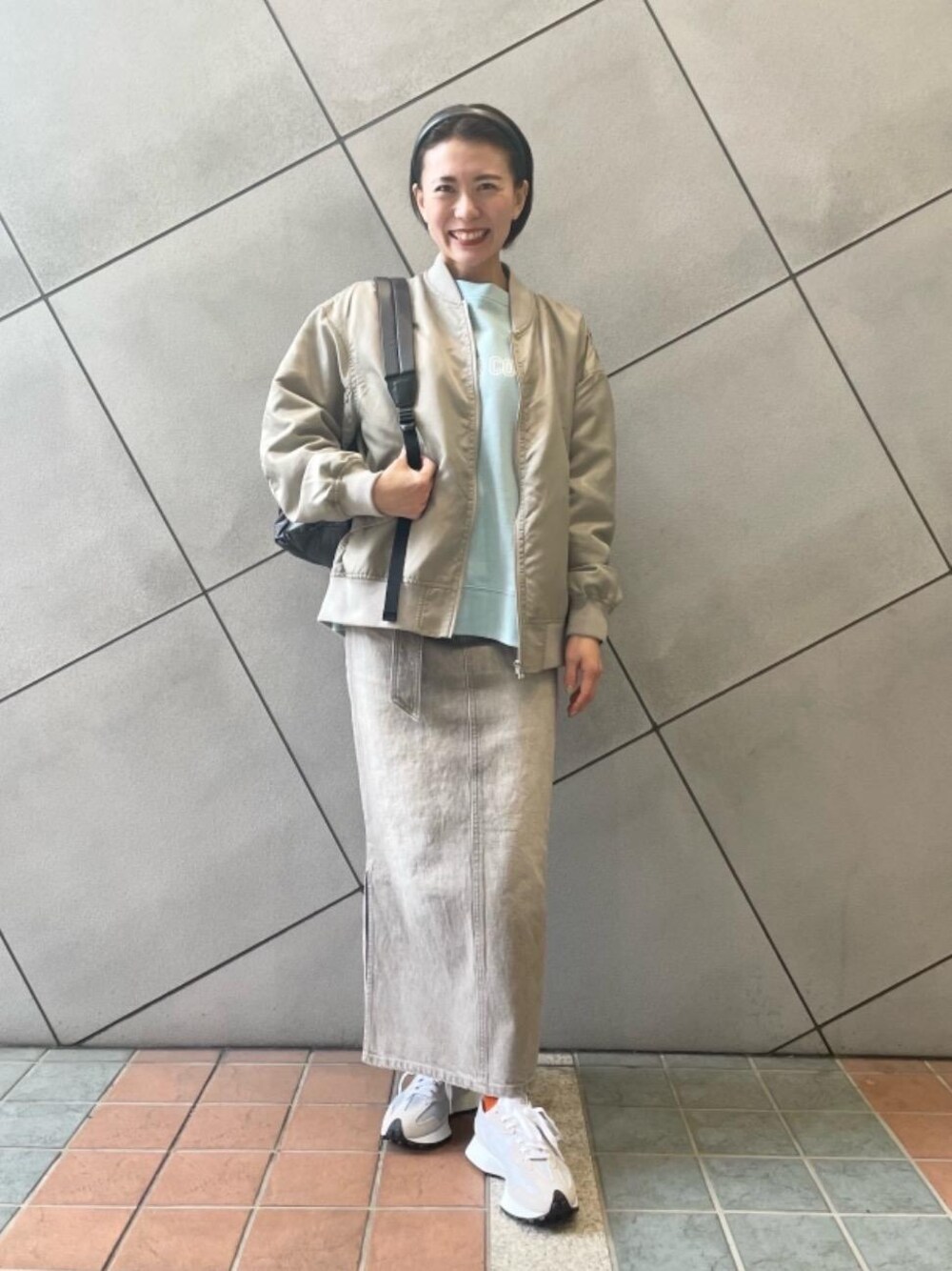 「スニーカー、スカート、ストリート、あうたー」｜「Goodwear(Since1983)の＜Goodwear (グッドウェア)＞ ロングスリーブ ロゴ スウェット プルオーバー カットソー（スウェット、ブルー系）」を使った、jougo_kさん（レディース・153cm）の冬コーディネートの1枚目の写真