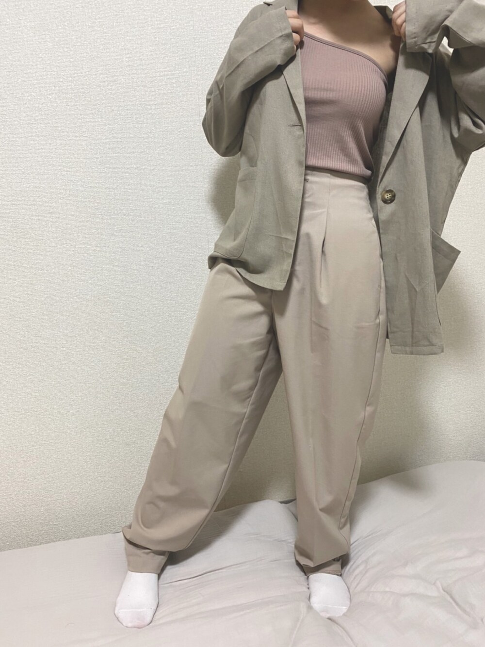 グリーン系のジャケット/アウター、ピンク系のキャミソール、ベージュ系のパンツを着用したレディースの春コーディネートの1枚目の写真