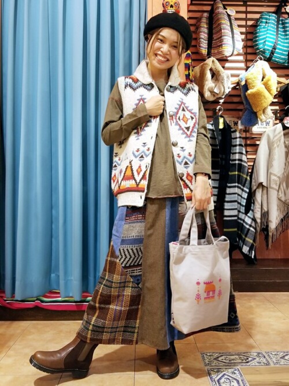 「古着、ブーツ、エスニック、ベレー帽、ベスト、チチカカ、ガーリー、ニットベスト、おしゃれさんと繋がりたい、moz」｜「チチカカのティピカウチンニット　ベスト（ベスト、ベージュ系）」を使った、ハラさん（レディース・158cm）の冬コーディネートの1枚目の写真