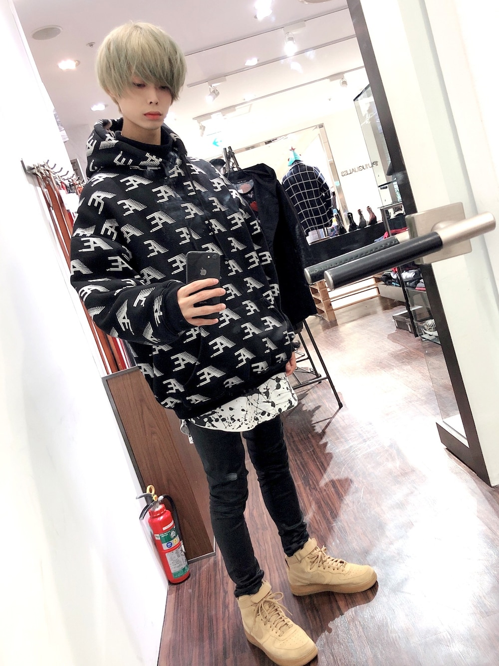「やっぱりストリートが好き、秋のコーデ、休日スタイル、カジュアル、スニーカーコーデ、ootd、オトナカジュアル、お洒落さんとつながりたい、黒、モノトーン」｜「NIKEのアイテム（スニーカー、ベージュ系）」を使った、yukiyuki3306さん（メンズ・170cm）の秋コーディネートの1枚目の写真