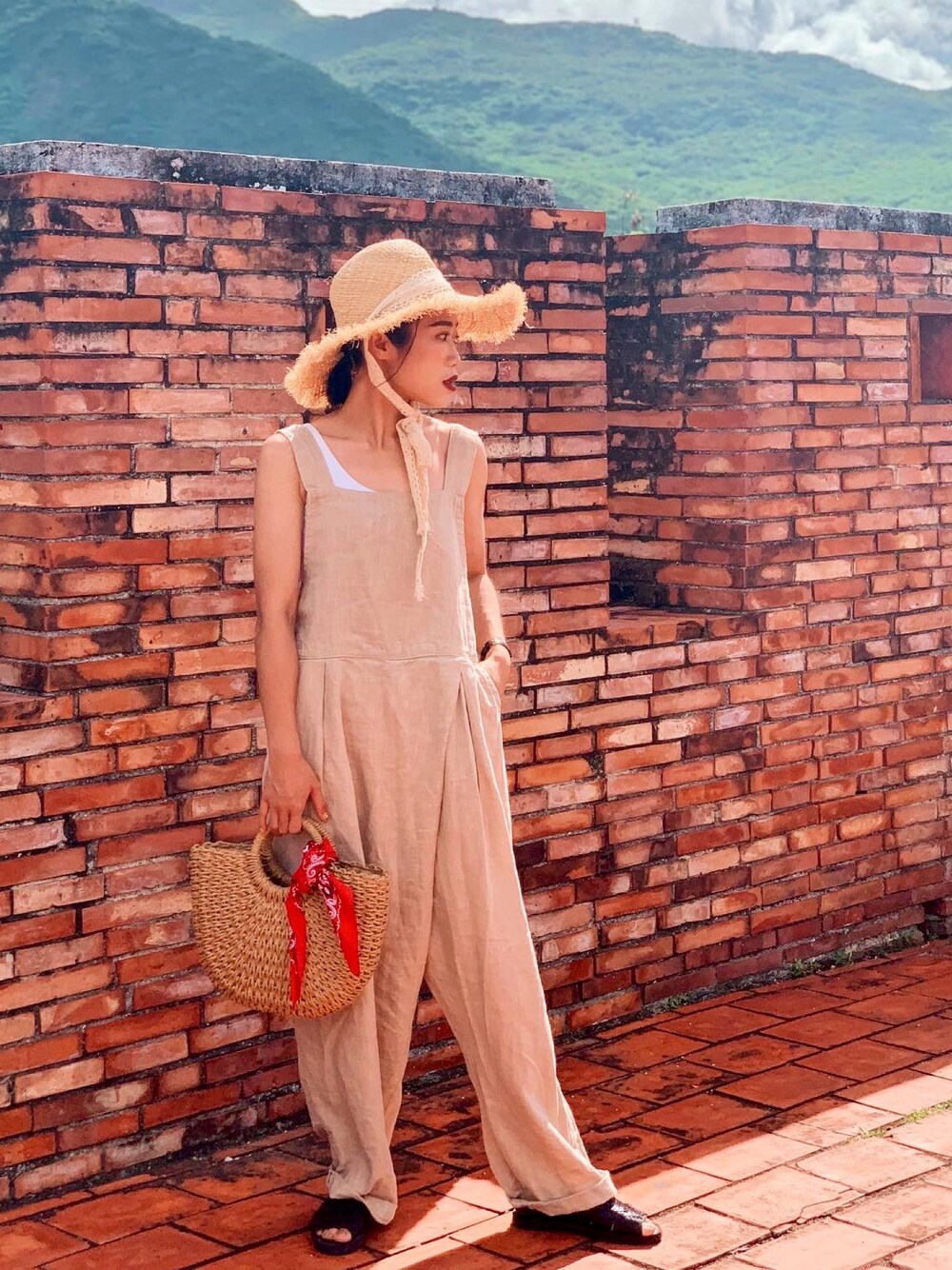 「CHAMULAの【CHAMULA】レザーサンダル WOMEN（サンダル、ブラック系）」を使った、yukaさん（レディース・153cm）の夏コーディネートの1枚目の写真