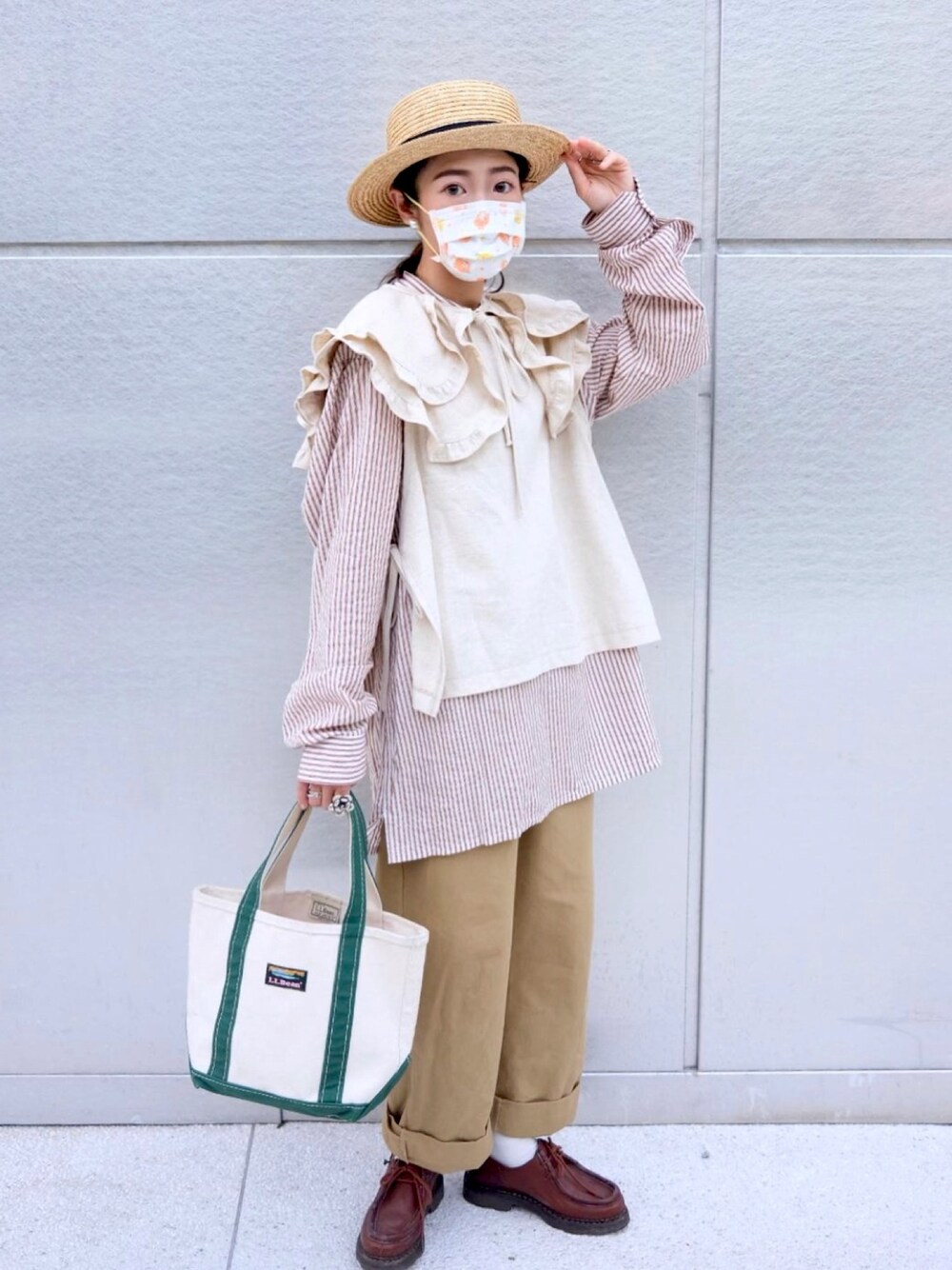 「ootd、WEAR、wiwt、UNIQLO、UNIQLO U、salvatore piccolo」｜「UNIQLOのワイドフィットカーブパンツ（丈標準71.5～73.5cm）（その他パンツ、ホワイト系）」を使った、yukaさん（レディース・153cm）の秋コーディネートの1枚目の写真