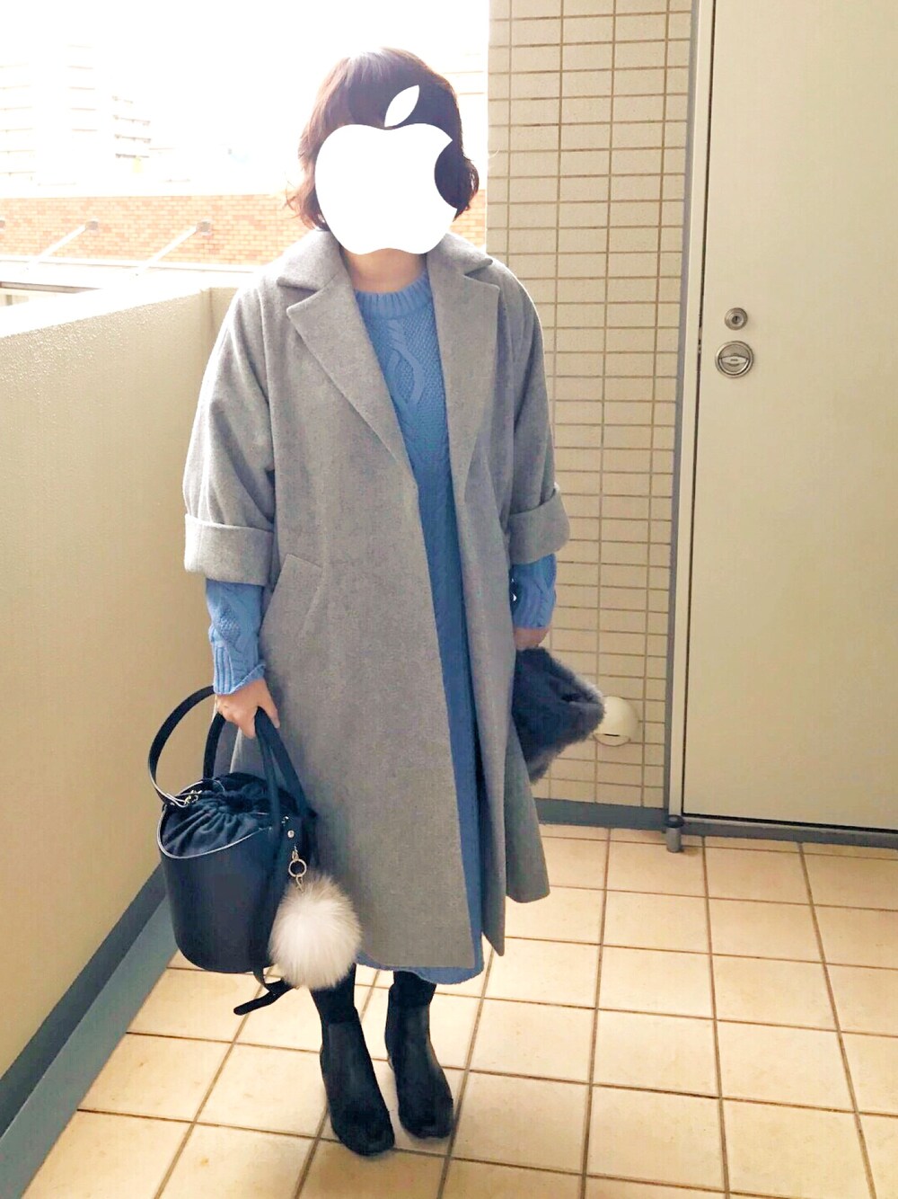 「ニットワンピース、ガウンコート、ファー小物、バケツバッグ、サイドゴアブーツ、オトナ女子」｜「SLOBE IENAのW/NY 5GGケーブルニットワンピース◆（ワンピース、ブルー系）」を使った、marota さん（レディース・156cm）の冬コーディネートの1枚目の写真