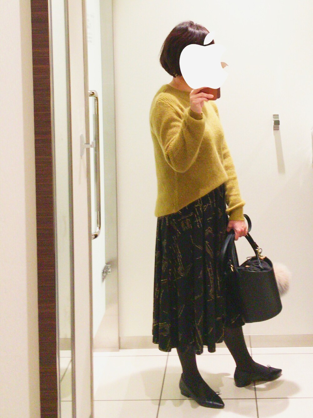 「ootd、オトナ女子、メタリック、ポインテッドトゥ、バケツバッグ、ファー小物、カーキ」｜「NOMBRE IMPAIRのアイテム（ニット/セーター、イエロー系）」を使った、marota さん（レディース・156cm）の冬コーディネートの1枚目の写真