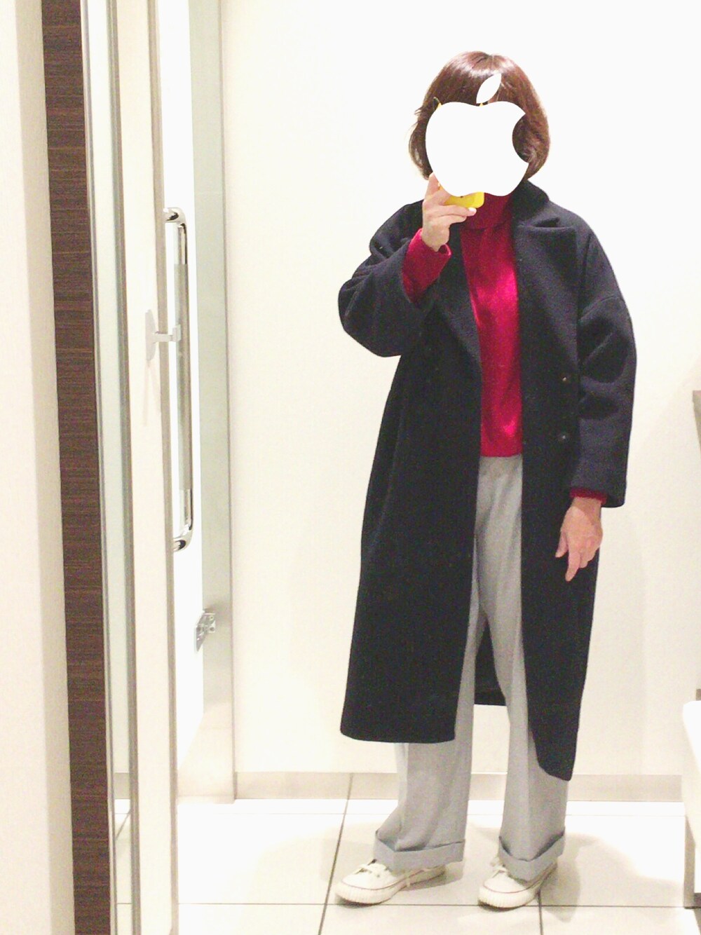 「シンプル、ootd、タートルネックニット、赤、ロングコート、ワイドパンツ、ハイカットスニーカー」｜「URBAN RESEARCH DOORSのDOORS ウールモッサロングコート（チェスターコート、ブルー系）」を使った、marota さん（レディース・156cm）の冬コーディネートの1枚目の写真