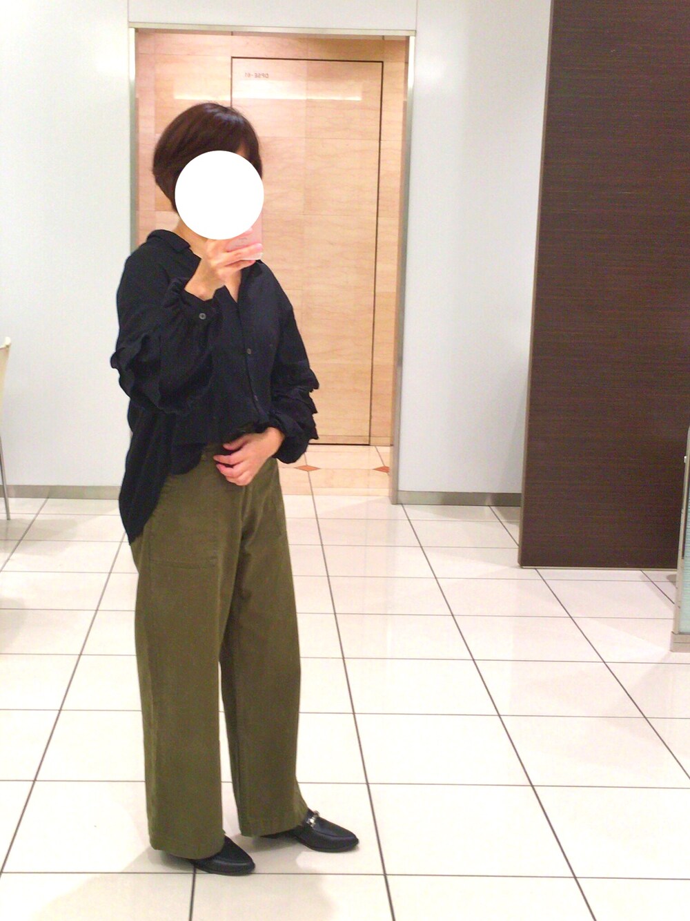 「ワイドパンツ、オトナカジュアル、パンツスタイル、秋コーデ、ootd、シンプル、カーキ、スリッパ、ミュール、ブラック」｜「SLOBE IENAのティアードスリーブブラウス◆（シャツ/ブラウス、ブラック系）」を使った、marota さん（レディース・156cm）の夏コーディネートの1枚目の写真