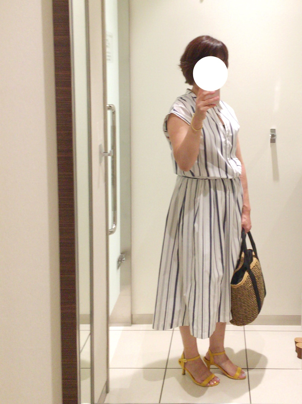 「シャツワンピ、シンプル、ootd、ストライプ、かごバッグ、スキッパー、イエロー、ホワイト×ネイビー」｜「IENAの《追加》スキッパーストライプシャツワンピース◆	（シャツワンピース、ホワイト系）」を使った、marota さん（レディース・156cm）の夏コーディネートの1枚目の写真