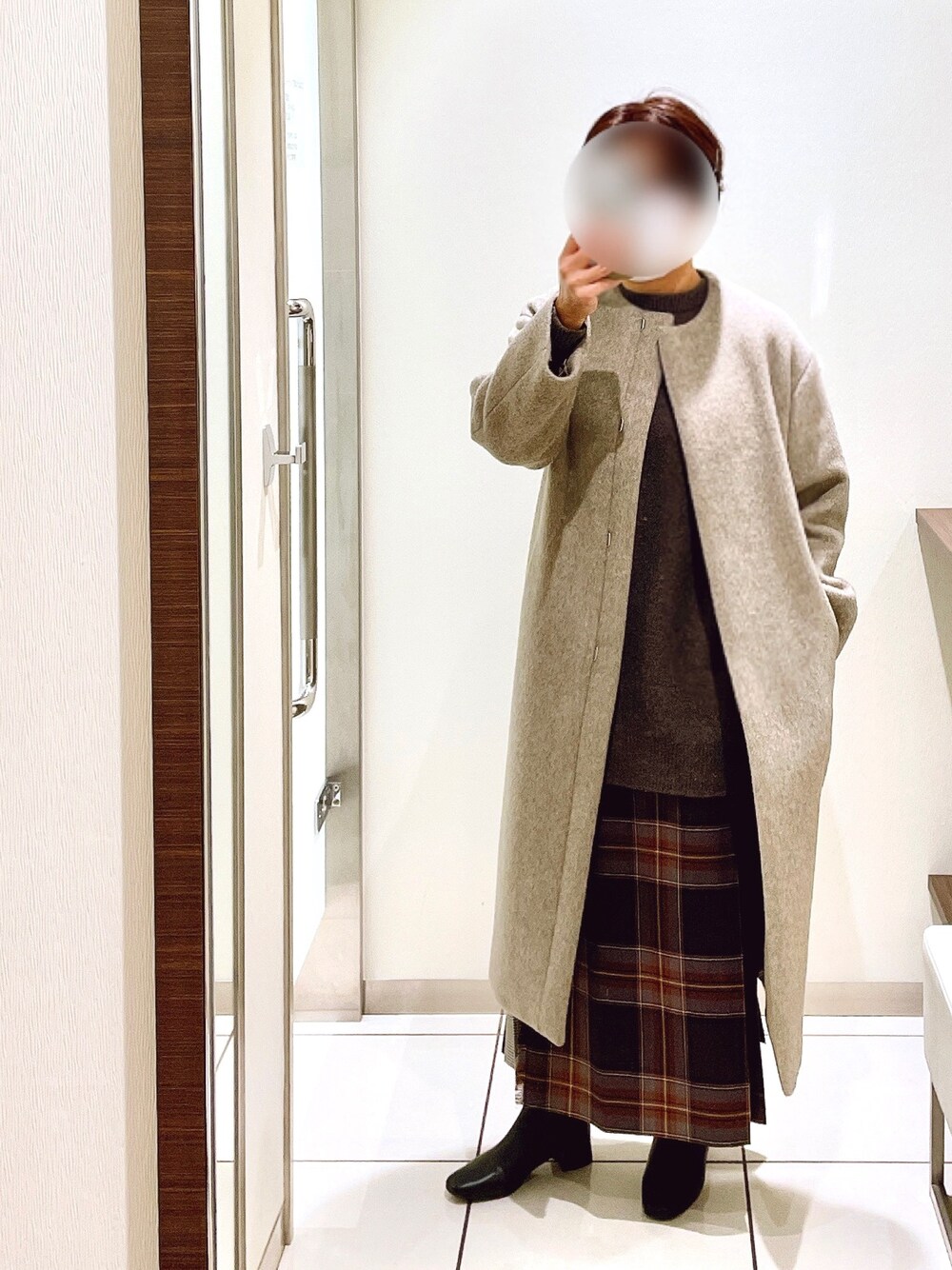 「私の推しブランド、大人コーデ、ノーカラーコート、オニールオブダブリン、チェックスカート、クルーネックニット、ベージュコート、ショートブーツ、ロングコート、ニット」｜「IENAのラムウールノーカラーロングコート◆（ノーカラーコート、ベージュ系）」を使った、marota さん（レディース・156cm）の冬コーディネートの1枚目の写真