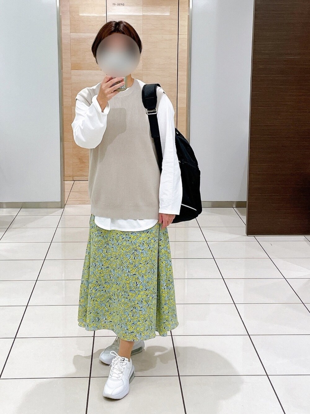 「大人カジュアル、春カラー、春コーデ、ニットベスト、エアマックス、UNIQLO、パーカー、パステル映える春、白スニーカー、デニムジャケット」｜「UNIQLOのアイテム（Tシャツ/カットソー、ホワイト系）」を使った、marota さん（レディース・156cm）の春コーディネートの1枚目の写真