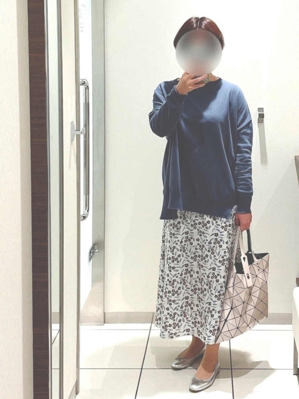 「春色、スカート、はるコーデ、デニムジャケット、スクエアトゥ、バレエシューズ、シルバーシューズ、キレイめ、ootd、コットンニット」｜「IENAのコットンストレッチ NEO ワイド長袖プルオーバー◆（ニット/セーター、ブルー系）」を使った、marota さん（レディース・156cm）の春コーディネートの1枚目の写真