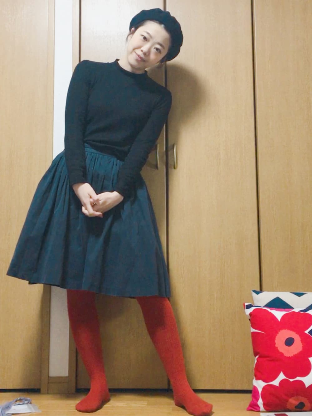 「ベレー帽、大人ガーリー、ガーリー、赤タイツ、リブタイツ、スカート、ネイビー、プチプラ、ショートヘア、オトナ女子」｜「MHL.のFELT WOOL（ハンチング/ベレー帽、ブルー系）」を使った、よしさん（レディース・163cm）の冬コーディネートの1枚目の写真