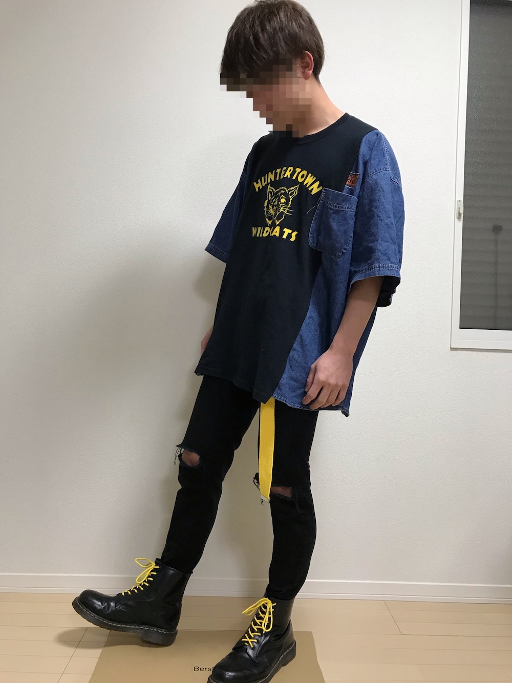 「リメイク、ドクターマーチン8ホール、黒×黄色」｜「sevensのアイテム（Tシャツ/カットソー、ブラック系）」を使った、ぴろろんさん（メンズ・170cm）の冬コーディネートの1枚目の写真
