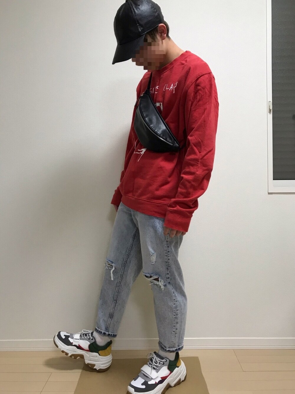 「古着系、ウォッシュデニム、オーバーサイズ、ダッドスニーカー、ボディバッグ」｜「ZARA MANのアイテム（キャップ、ブラック系）」を使った、ぴろろんさん（メンズ・170cm）の春コーディネートの1枚目の写真