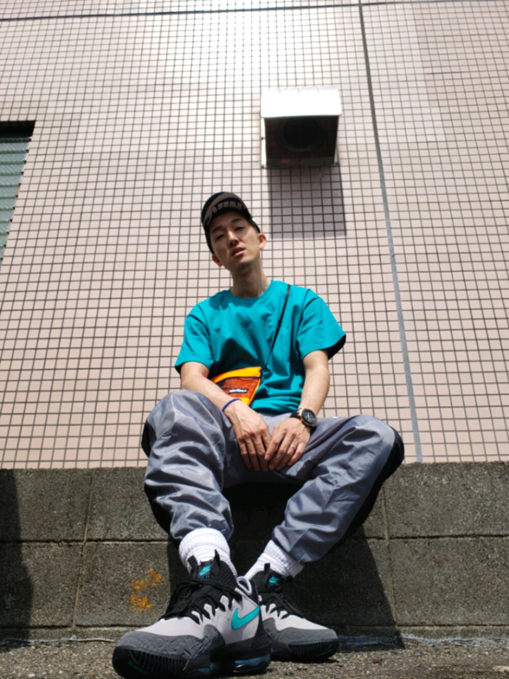 「atmos_style、クリアジェイド、clearjade、NIKE、スポーツミックス、シンプルコーデ、無地T、LEBRON、atmos、ビッグシルエット」｜「NIKEのアイテム（スニーカー、グレー系）」を使った、RAYさん（メンズ・176cm）の春コーディネートの1枚目の写真