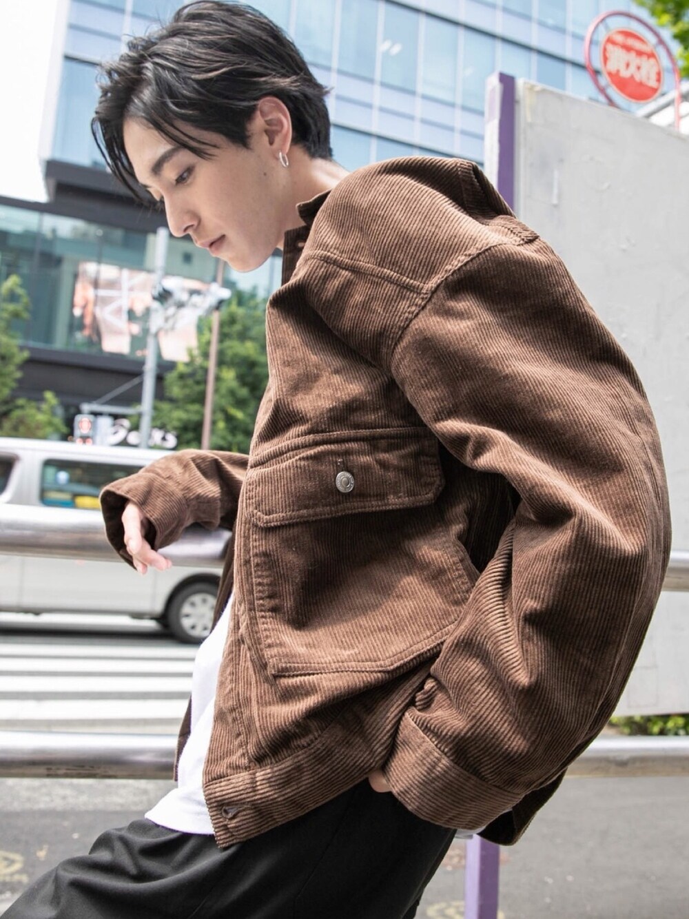 「秋コーデ、シンプルコーデ、秋服、ビッグシルエット、コーデュロイ、コーデュロイジャケット、ブラウン、ブラウンコーデ、オーバーサイズ、韓国ファッション」｜「PUBLUXの▽【ユニセックスアイテム】ビッグシルエットコーデュロイジャケット/オーバーサイズジャケット（その他アウター、ブラウン系）」を使った、PUBLUX MENSさん（メンズ・175cm）の秋コーディネートの1枚目の写真