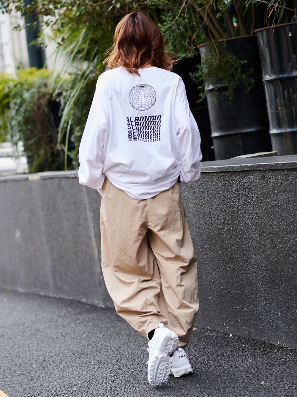 ホワイト系のTシャツ/カットソー、ベージュ系のその他パンツ、ホワイト系のスニーカーを着用したメンズの冬コーディネートの1枚目の写真