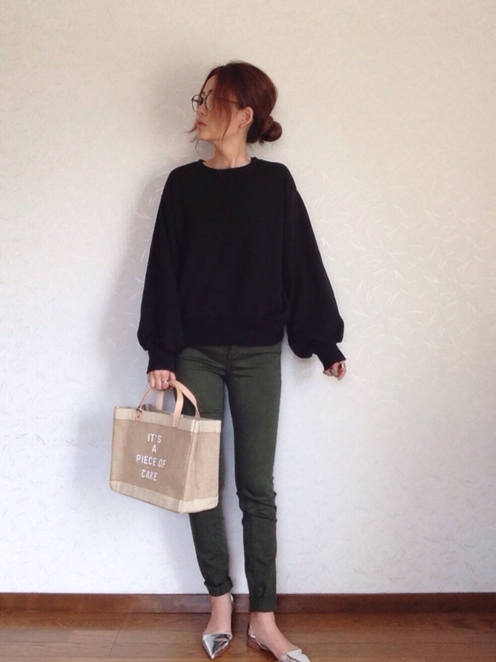 「パンツスタイル、ootd、春、ママコーデ、スキニー、メタリックシューズ、カーキ、スウェット」｜「GUのアイテム（スウェット、ブラック系）」を使った、みーさん（レディース・171cm）の春コーディネートの1枚目の写真
