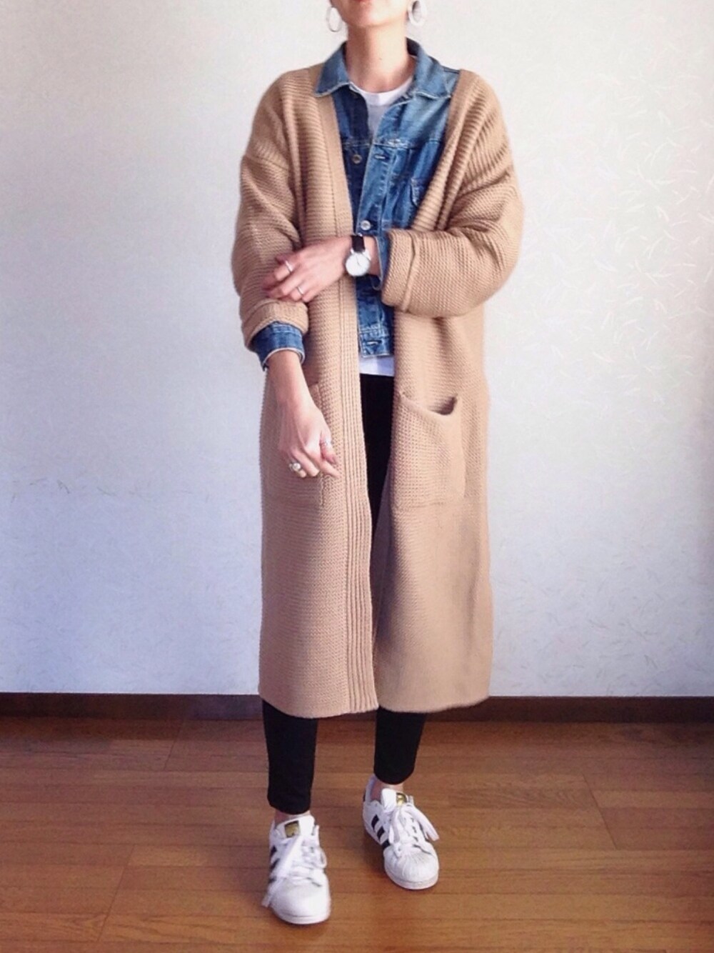 イエロー系のカーディガン/ボレロ、ブルー系のデニムジャケット、ブラック系のデニムパンツを着用したレディースの春コーディネートの1枚目の写真