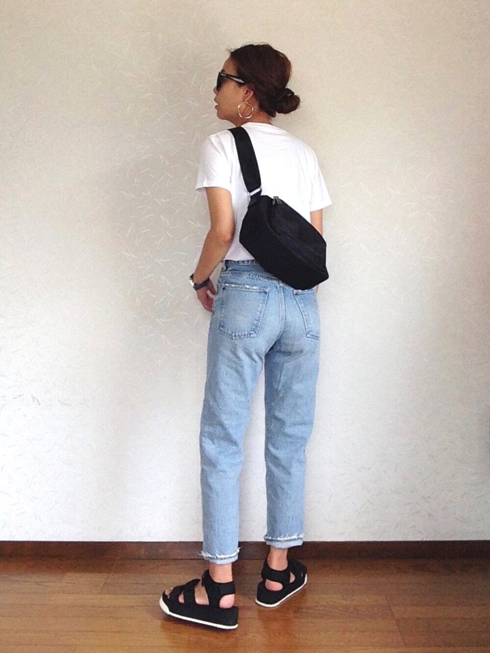 「夏、カジュアル、デニムパンツ、白Tシャツ、厚底サンダル、メッセンジャーバッグ、ママコーデ、スポサン、フープピアス」｜「SHIPSのHanes×SHIPS AUTHENTIC PRODUCTS(ヘインズ×シップス・オーセンティック・プロダクツ): 2パック/Tシャツ Japan Fit■（Tシャツ/カットソー、ホワイト系）」を使った、みーさん（レディース・171cm）の夏コーディネートの1枚目の写真