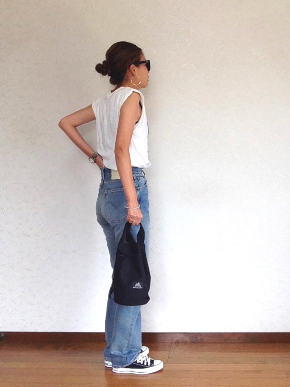 「ハイウエストデニム、701、ノースリーブ、スニーカー、コンバース、カジュアル、ママコーデ」｜「MOUSSYのKIDS DESIGN SHOULDER TTJ（タンクトップ、ホワイト系）」を使った、みーさん（レディース・171cm）の夏コーディネートの1枚目の写真