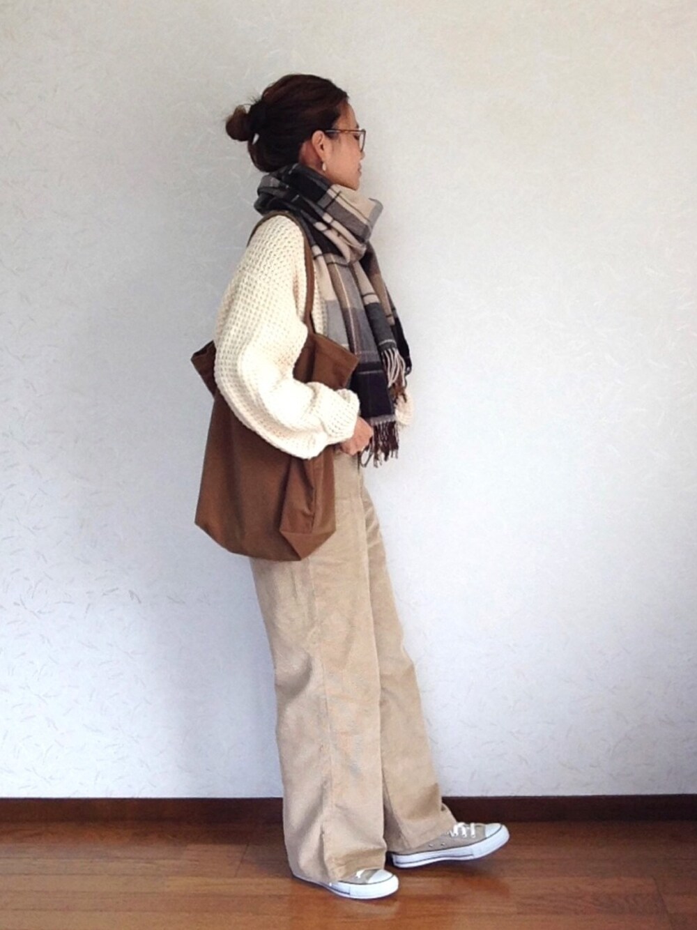 ホワイト系のニット/セーター、ベージュ系のその他パンツ、ブラウン系のトートバッグを着用したレディースの秋コーディネートの1枚目の写真