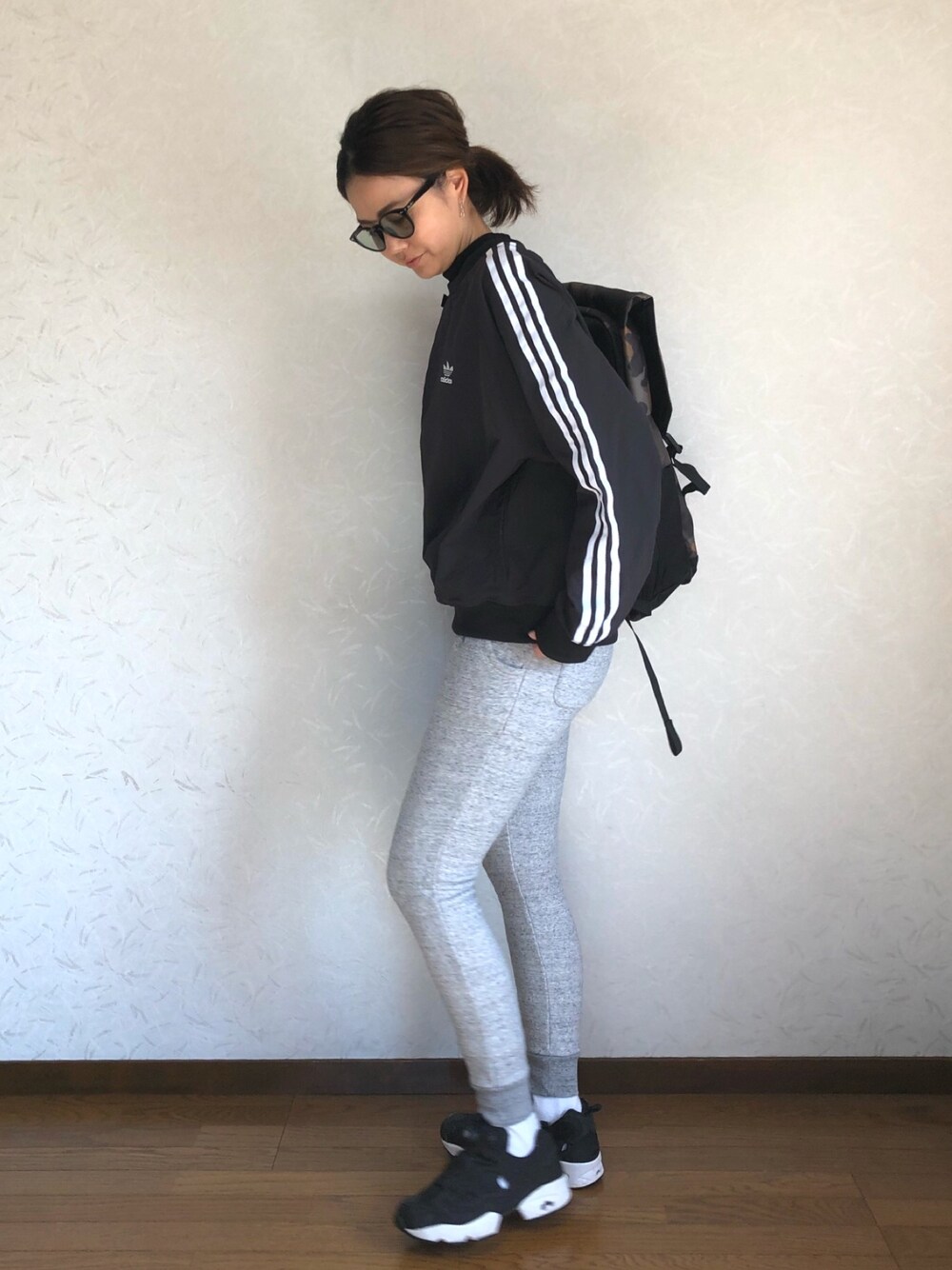 「スポーツミックス、スウェットパンツ、ジャージ、ラフ、ポンプフューリー、バックパック、ママコーデ、adidas、THE NORTH FACE」｜「Ray BEAMSのadidas Originals for BEAMS / 別注 ナイロン トラック プルオーバー（ジャージ、ブラック系）」を使った、みーさん（レディース・171cm）の冬コーディネートの1枚目の写真