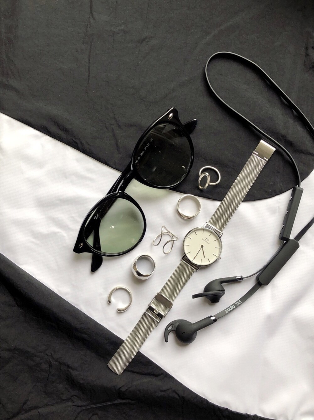 「シルバーアクセサリー、置き画、サングラス、腕時計、Daniel Wellington、ray ban、sudio」｜「Daniel Wellingtonの「Daniel Wellington/ダニエルウェリントン」 クラシック ペティット 32mm ローズゴールド/シルバー（アナログ腕時計、シルバー系）」を使った、みーさん（レディース・171cm）の春コーディネートの1枚目の写真