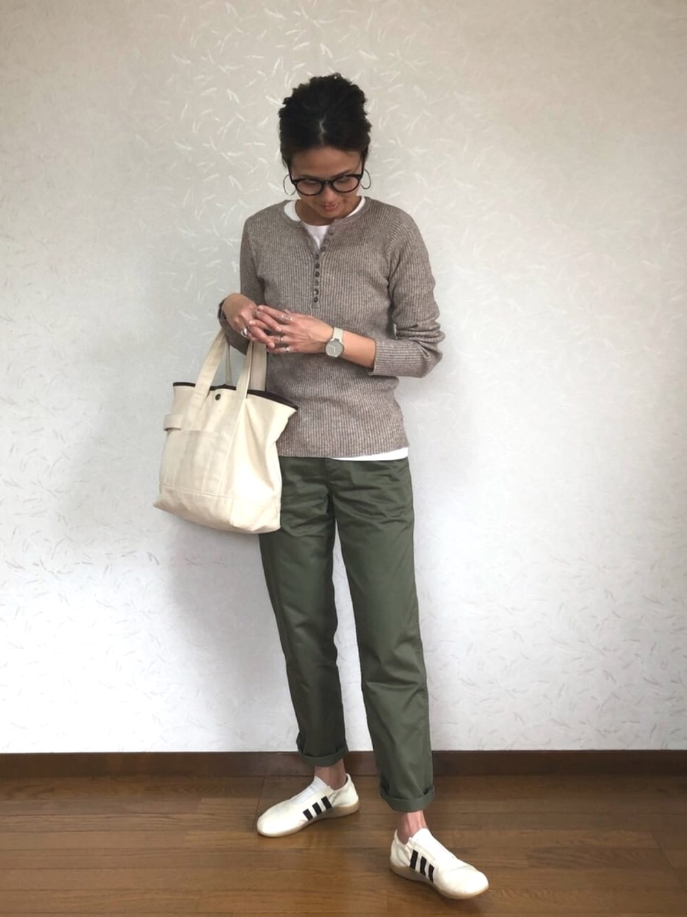 「春コーデ、リブニット、トートバッグ、ママコーデ、シルバーアクセサリー、チノパン、ZOZO」｜「KILのKIL(キル) ヘンリーネックリブニット（ニット/セーター、ベージュ系）」を使った、みーさん（レディース・171cm）の春コーディネートの1枚目の写真