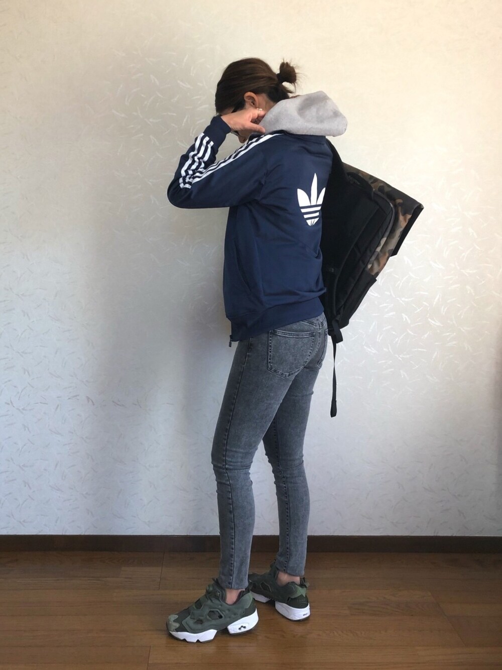 「カジュアルコーデ、スキニーデニム、ジャージ、バックパック、ハイテクスニーカー、ママコーデ、adidas、THE NORTH FACE、UNIQLO」｜「adidasのオリジナルス トラックトップジャージ [NAVY TRACK TOP]（ジャージ、ブルー系）」を使った、みーさん（レディース・171cm）の春コーディネートの1枚目の写真