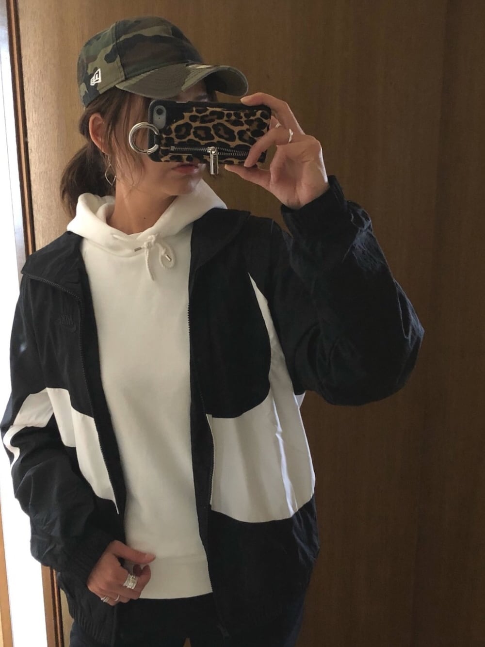 「スポーツミックス、キャップ、ナイロンジャケット、パーカー、ZOZO、カモフラ、シルバーアクセサリー、ママコーデ」｜「NIKEの＜NIKE＞ B/SWOOSH JK/アウター（ブルゾン、ブラック系）」を使った、みーさん（レディース・171cm）の春コーディネートの1枚目の写真