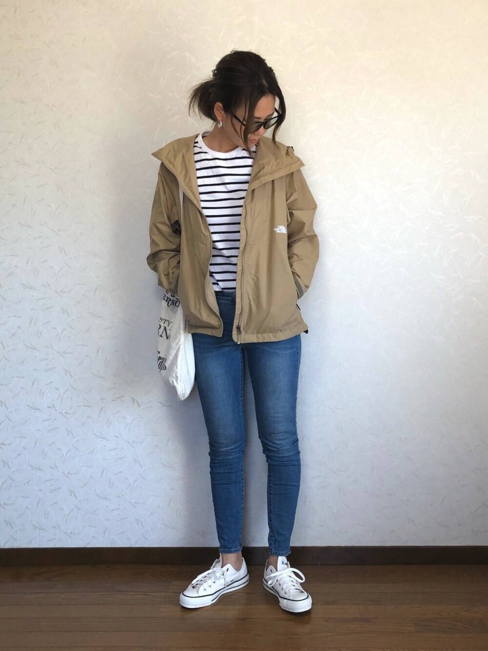 「シンプルコーデ、カジュアル、zozoデニム、ボーダートップス、白スニーカー、ママコーデ、スキニーデニム、スニーカー、converse、THE NORTH FACE」｜「THE NORTH FACEのザ・ノース・フェイス メンズ 軽量シェルジャケット/ コンパクトジャケット（マウンテンパーカー、ベージュ系）」を使った、みーさん（レディース・171cm）の春コーディネートの1枚目の写真