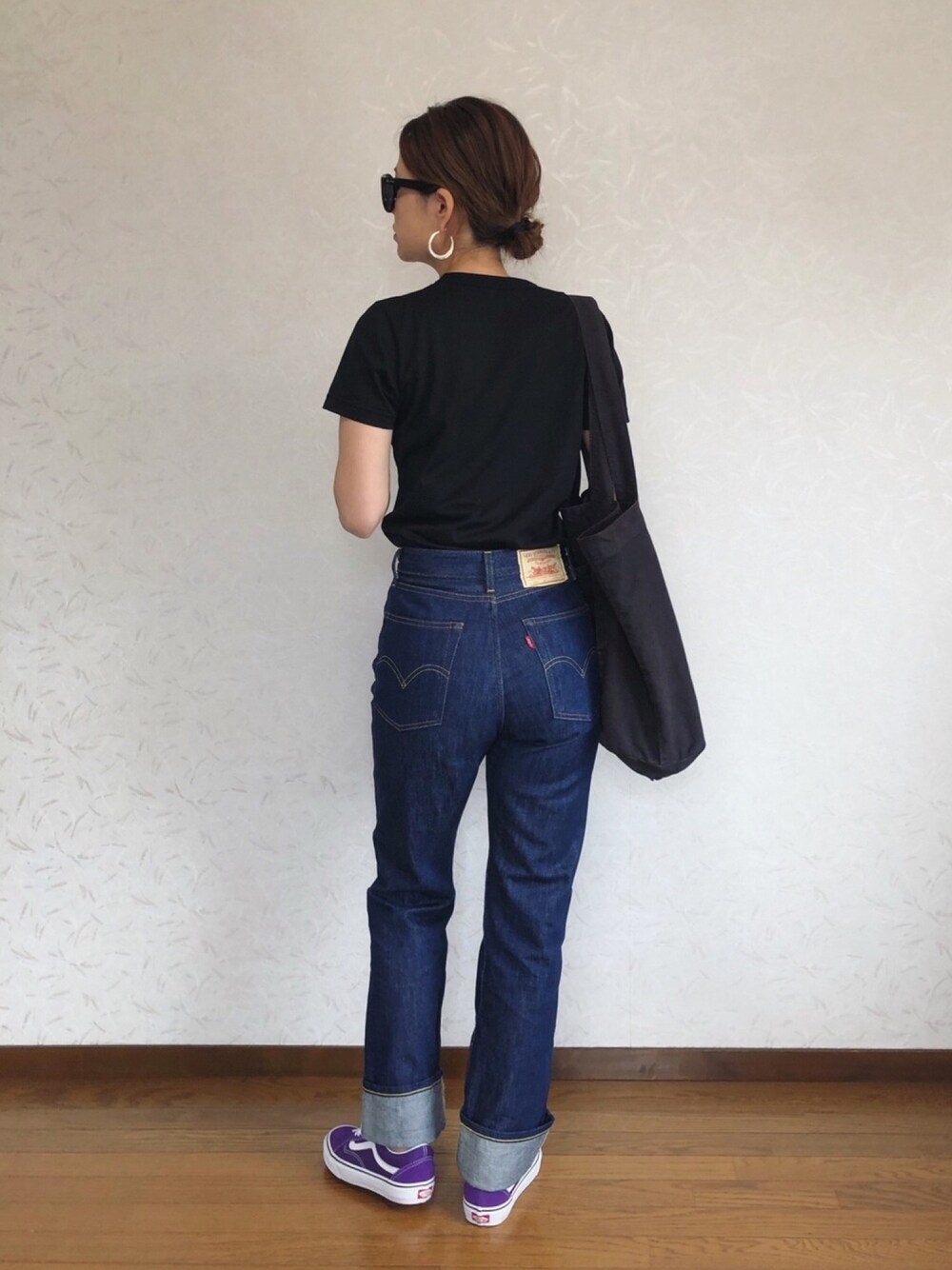「Tシャツ、シンプル、カジュアル、ママコーデ、トートバッグ、オールドスクール、701、Levi's、VANS」｜「beautiful peopleの【beautiful people】《STUDIOUS別注》ソフトジャージービッグネームＴシャツ 1885310071（Tシャツ/カットソー、ブラック系）」を使った、みーさん（レディース・171cm）の春コーディネートの1枚目の写真