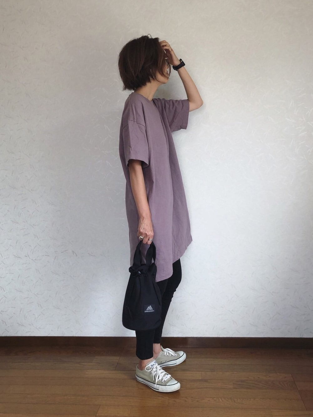 「ビッグシルエット、黒スキニー、スニーカー、カジュアル、ママコーデ、くすみカラー、シルバーアクセサリー、converse、UNIQLO」｜「ALLUMERの[ALLUMER / アリュメール] ビッグシルエットヴィンテージTシャツ（ワンピース、ホワイト系）」を使った、みーさん（レディース・171cm）の夏コーディネートの1枚目の写真