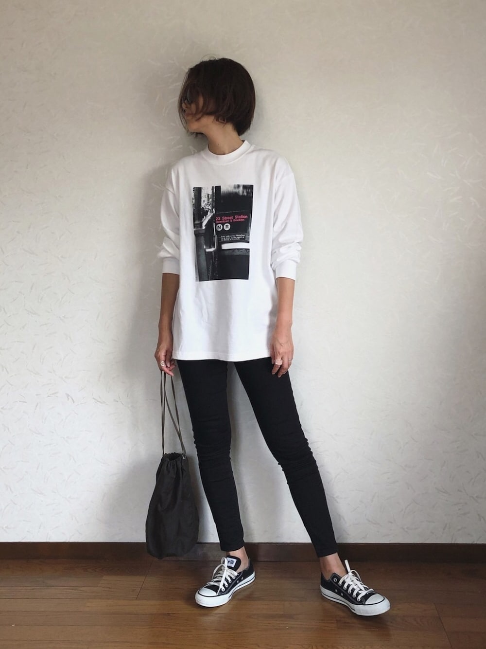 「大人カジュアル、モノトーン、フォトT、黒スキニー、プチプラ、スニーカー、巾着バッグ、UNIQLO、GU」｜「GUのアイテム（Tシャツ/カットソー、ホワイト系）」を使った、みーさん（レディース・171cm）の夏コーディネートの1枚目の写真