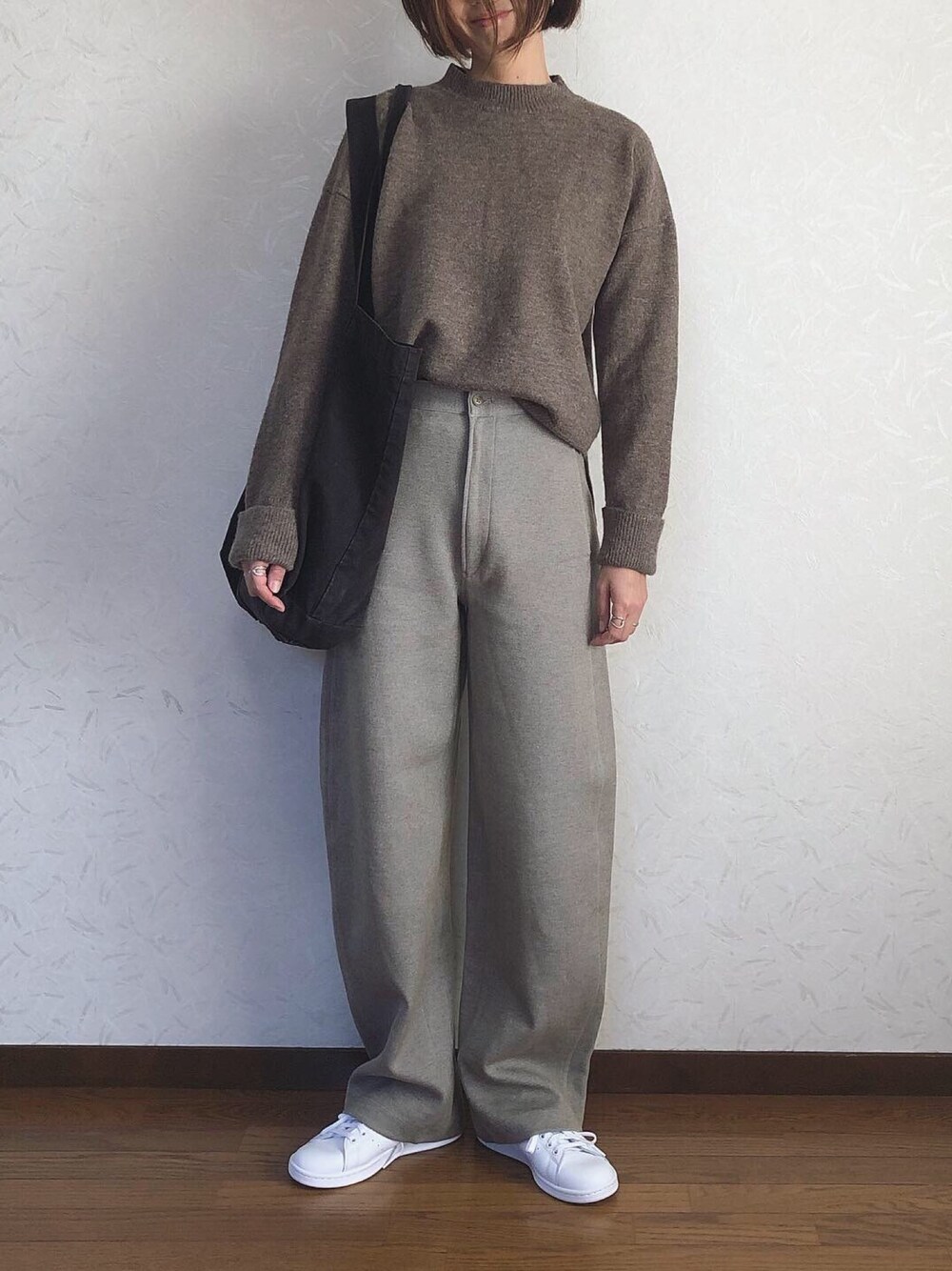 ブラウン系のニット/セーター、ブラック系のその他パンツ、ブラック系のトートバッグを着用したレディースの秋コーディネートの1枚目の写真