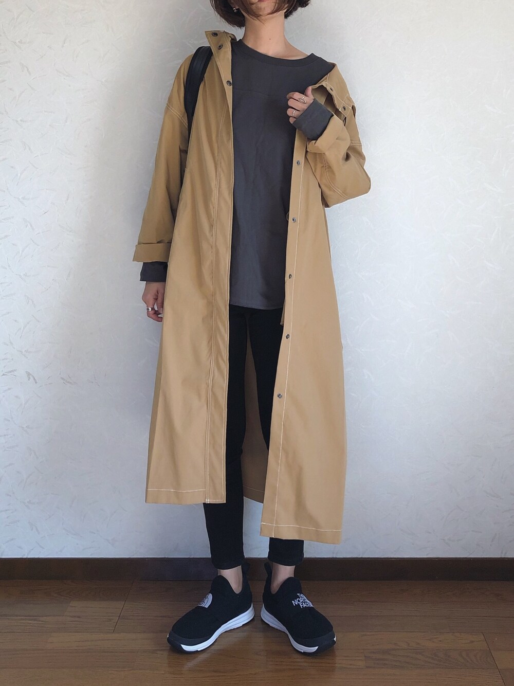 「大人カジュアル、秋冬コーデ、スリッポン、黒スキニー、ママコーデ、着回しコーデ、バックパック、UNIQLO、THE NORTH FACE」｜「haco!の【高橋愛さんコラボ】ファスナースリットのテントラインロングブルゾン by LOVE&PEACE PROJECT（ブルゾン、ベージュ系）」を使った、みーさん（レディース・171cm）の秋コーディネートの1枚目の写真