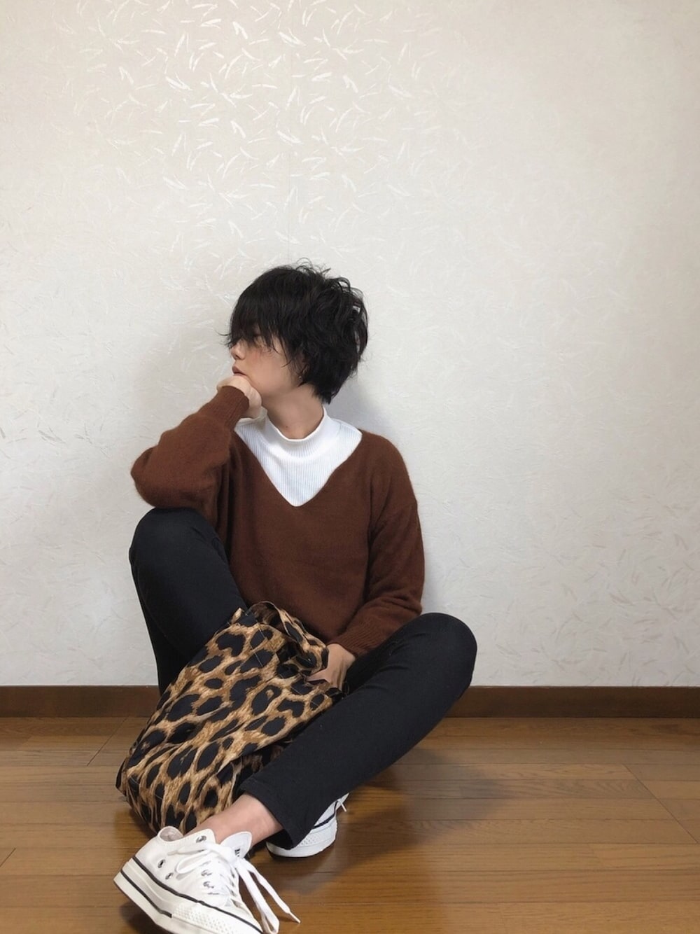 ブラウン系のニット/セーター、ブラウン系のトートバッグ、ホワイト系のスニーカーを着用したレディースの秋コーディネートの1枚目の写真