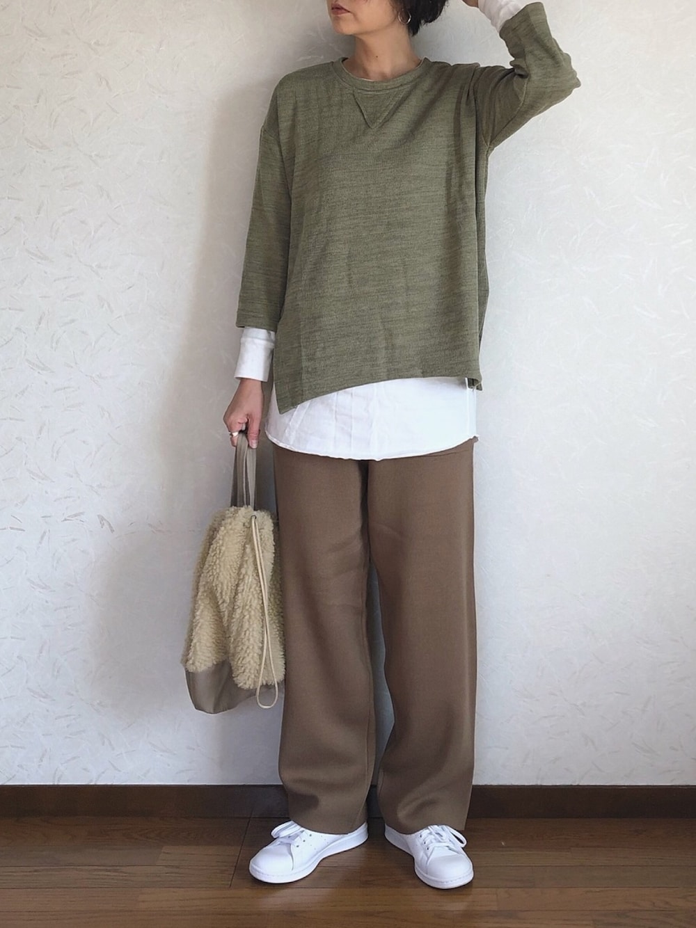「休日スタイル、ママコーデ、ゆるコーデ、くすみカラー、スタンスミス、ニットパンツ、スウェット、年末WEAR感謝祭、巾着バッグ」｜「CANAL JEANのRED CHOP WORKS (レッドチョップワークス） ロングロンＴ（Tシャツ/カットソー、ホワイト系）」を使った、みーさん（レディース・171cm）の冬コーディネートの1枚目の写真