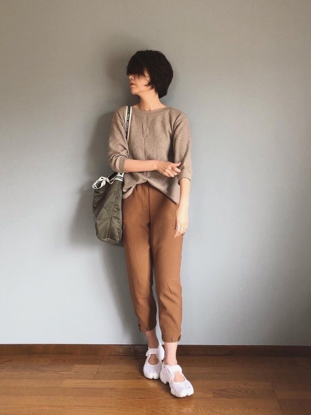 「大人カジュアル、ジョガーパンツ、休日スタイル、ワッフルクルーネックＴ、エアリフト、ショルダーバッグ、ラクチンコーデ、プチプラ、ユニクロ」｜「UNIQLOのワッフルクルーネックT（7分袖）（Tシャツ/カットソー、ベージュ系）」を使った、みーさん（レディース・171cm）の春コーディネートの1枚目の写真