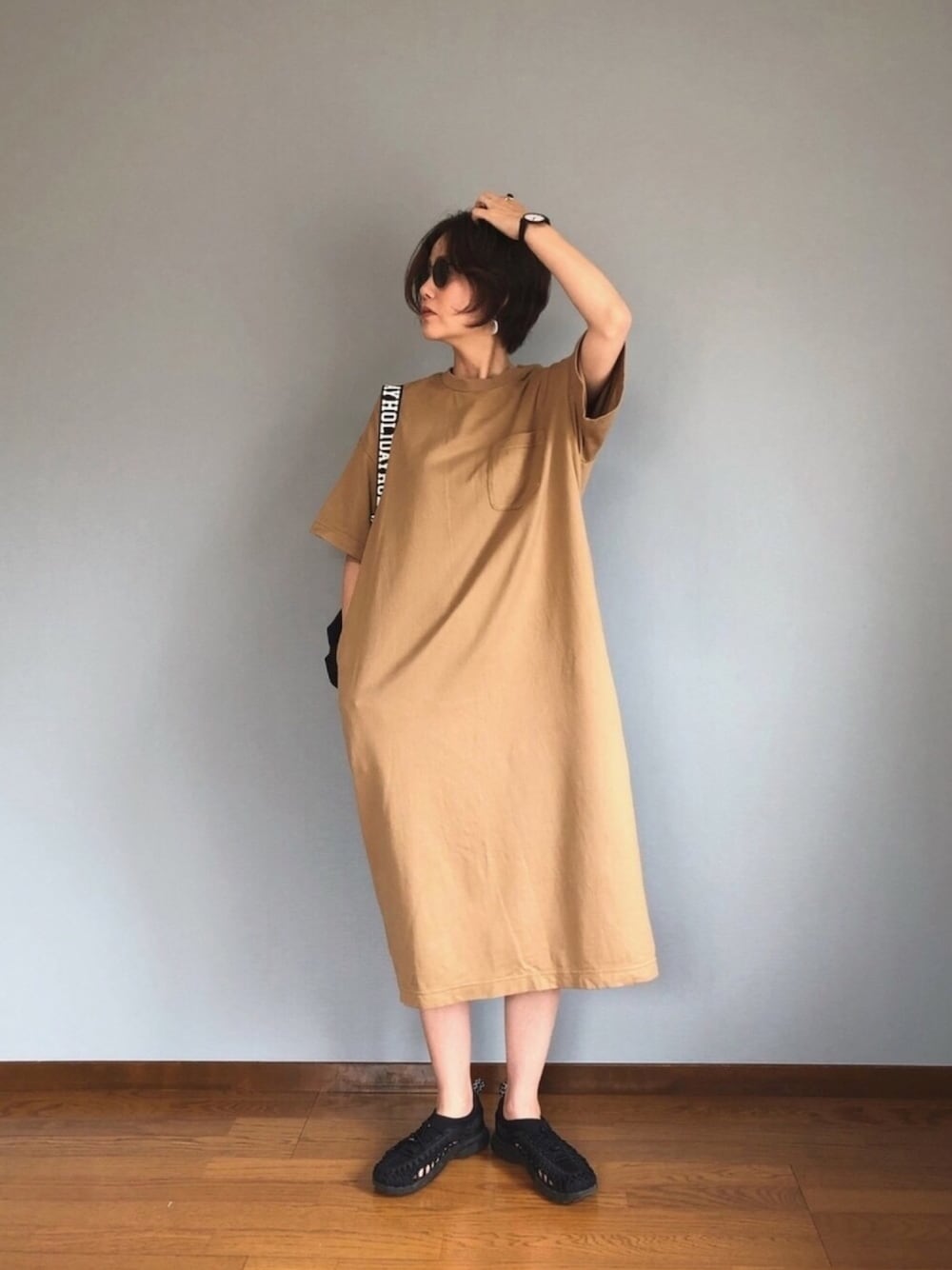「ワンピース、ビッグシルエット、ゆるコーデ、リラックススタイル、ベージュ、オーバーサイズ、サングラス、ママコーデ、着回しコーデ」｜「ALLUMERの[ALLUMER / アリュメール]オーバーサイズワンピース（ワンピース、ベージュ系）」を使った、みーさん（レディース・171cm）の夏コーディネートの1枚目の写真