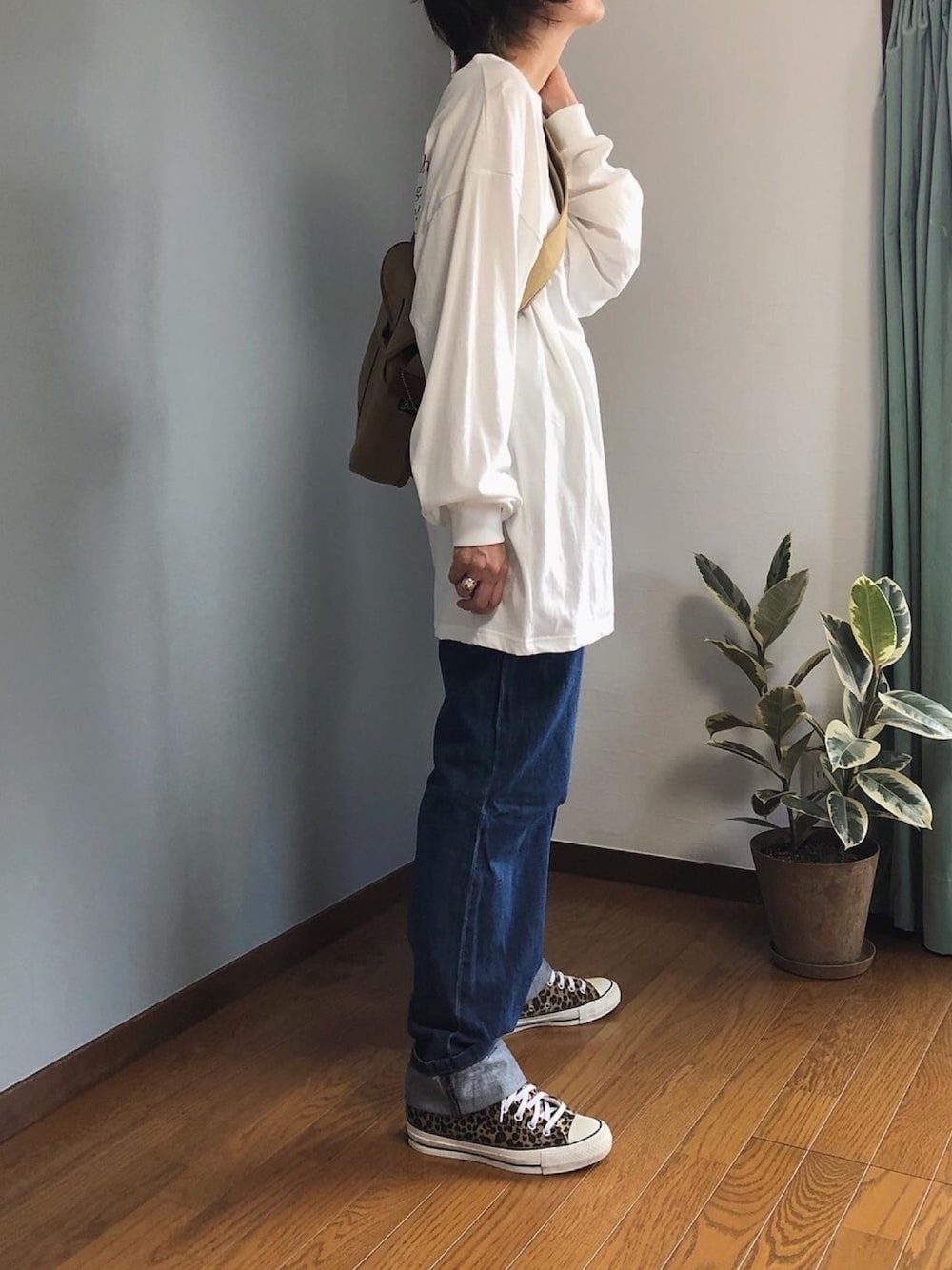 「楽チンコーデ、ゆるコーデ、デニムパンツ、ロンT、ユニクロ、コンバース、ショルダーバッグ、レオパードシューズ」｜「AS KNOW AS PINKYのBIGに背中ロゴロンＴ（Tシャツ/カットソー、ホワイト系）」を使った、みーさん（レディース・171cm）の秋コーディネートの1枚目の写真