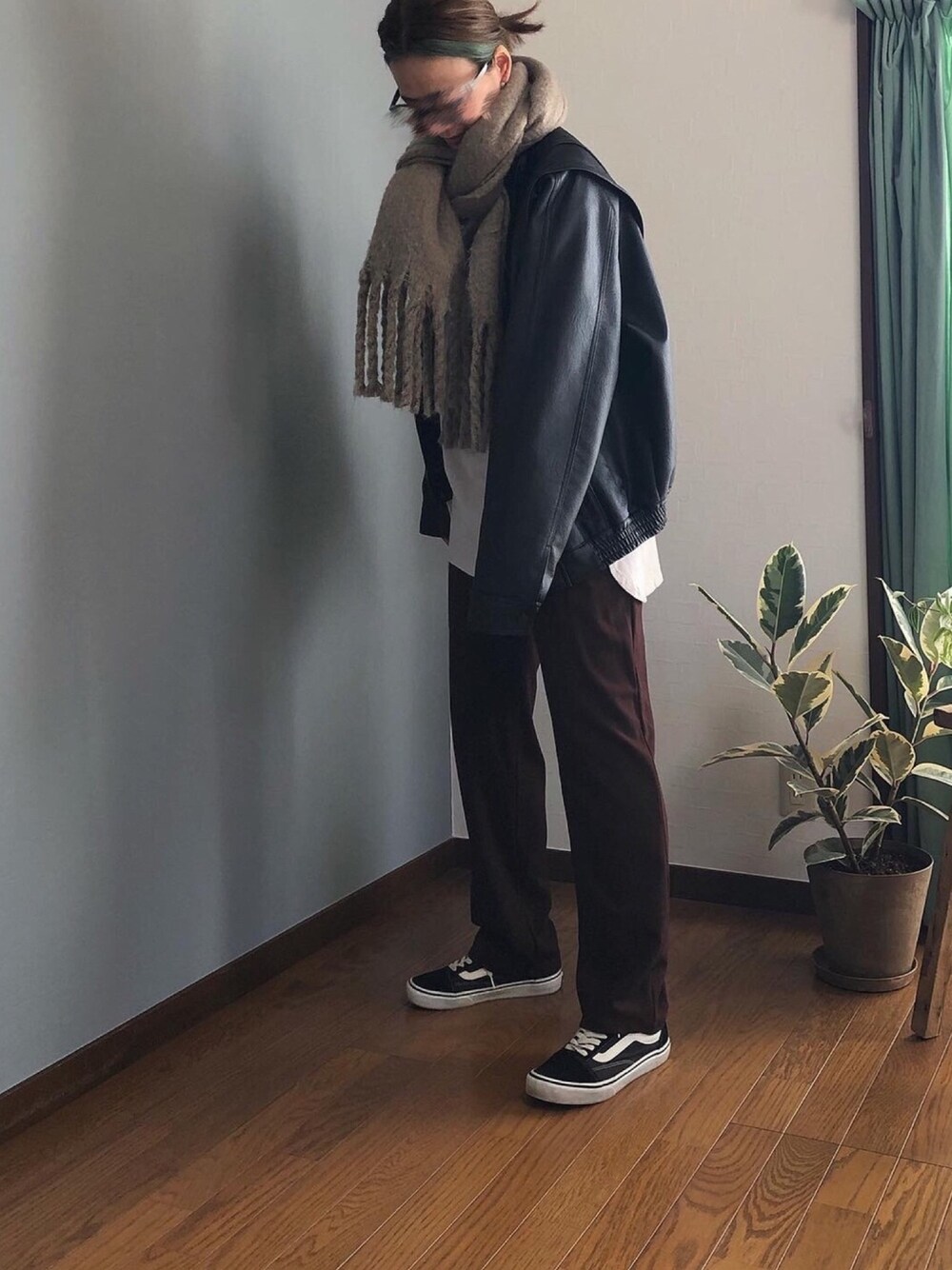 「チョコ色に染まれ、レザージャケット、ボンバージャケット、マフラーぐるぐる、オールドスクール、VANS、ママコーデ、パンツスタイル」｜「MONKEY TIMEの＜monkey time＞ FAUX LTHR BOMBER JKT/ボンバージャケット（ブルゾン、ブラック系）」を使った、みーさん（レディース・171cm）の冬コーディネートの1枚目の写真