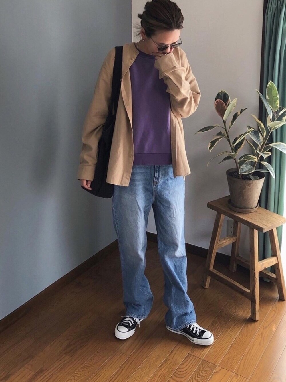 ベージュ系のシャツ/ブラウス、パープル系のTシャツ/カットソー、ブラック系のスニーカーを着用したレディースの春コーディネートの1枚目の写真