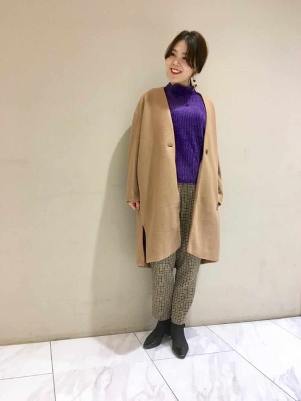 「ショートブーツ、ノーカラーコート、チェックパンツ、きれいめカジュアル、ベージュコート、パープルニット」｜「Green　Parksの洗えるコート（ダウンジャケット/コート、イエロー系）」を使った、SAKAWAさん（レディース・161cm）の秋コーディネートの1枚目の写真