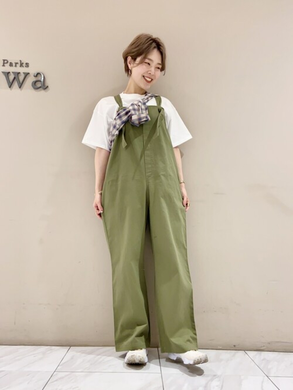 「ロゴT、チェックシャツ、サロペット、カジュアルコーデ、エアリフト、Green Parks」｜「Green　Parksの■パルプフィクションプリントTシャツ＊（Tシャツ/カットソー、その他）」を使った、SAKAWAさん（レディース・161cm）の春コーディネートの1枚目の写真
