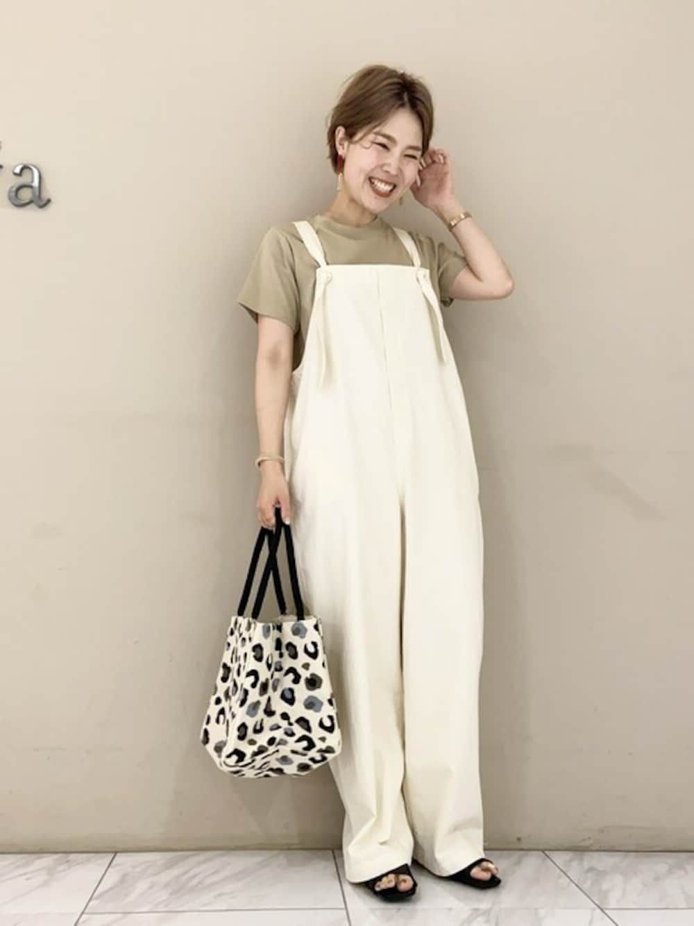 「サロペット、カジュアルコーデ、Green Parks、レオハード柄、ベージュTシャツ」｜「Green　ParksのクルーネックベーシックT＊（Tシャツ/カットソー、ベージュ系）」を使った、SAKAWAさん（レディース・161cm）の春コーディネートの1枚目の写真