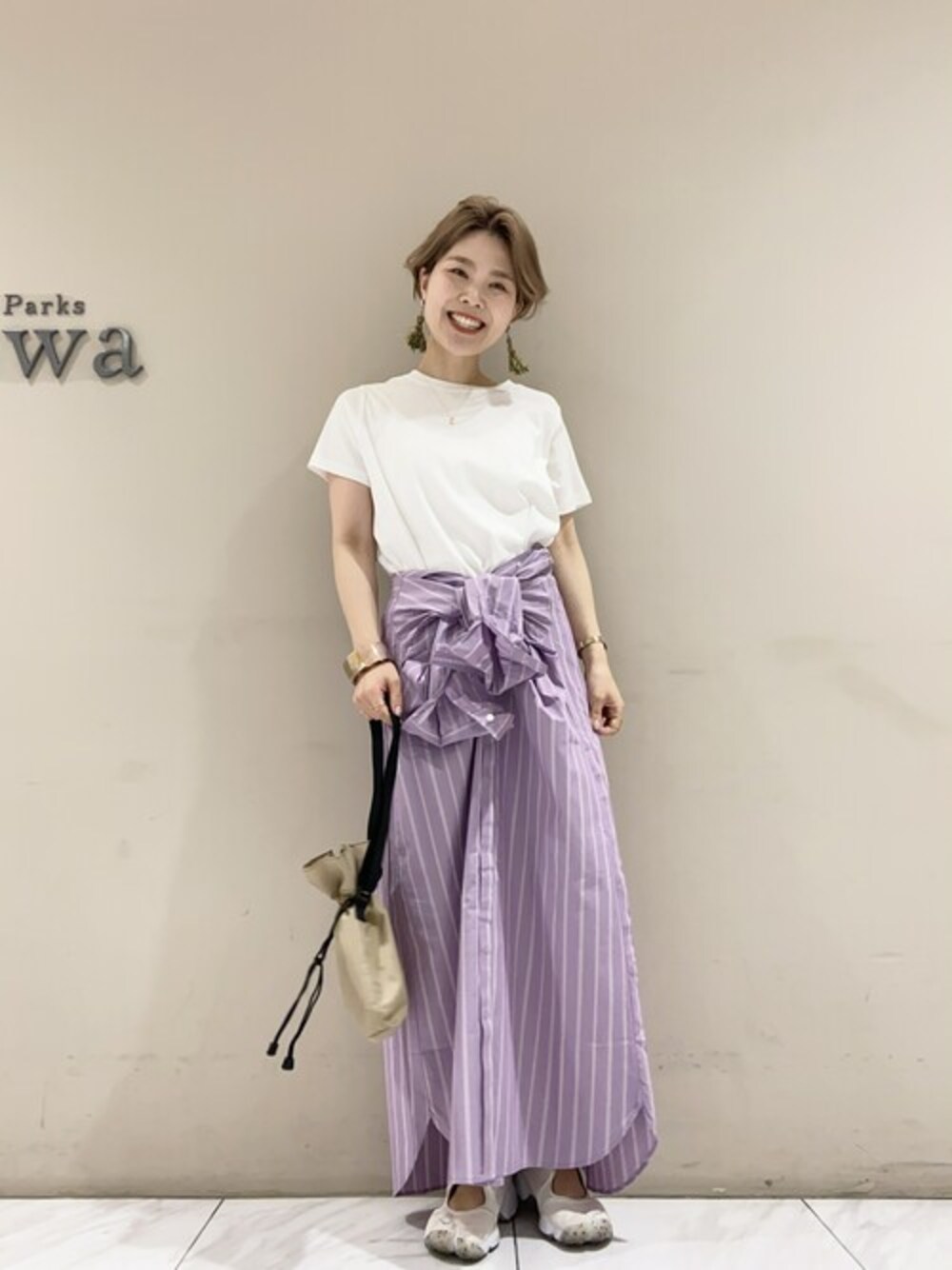 「シャツワンピ、カジュアルコーデ、エアリフト、白Tシャツ、Green Parks、シャツワンピースアレンジ」｜「Green　ParksのクルーネックベーシックT＊（Tシャツ/カットソー、ホワイト系）」を使った、SAKAWAさん（レディース・161cm）の春コーディネートの1枚目の写真