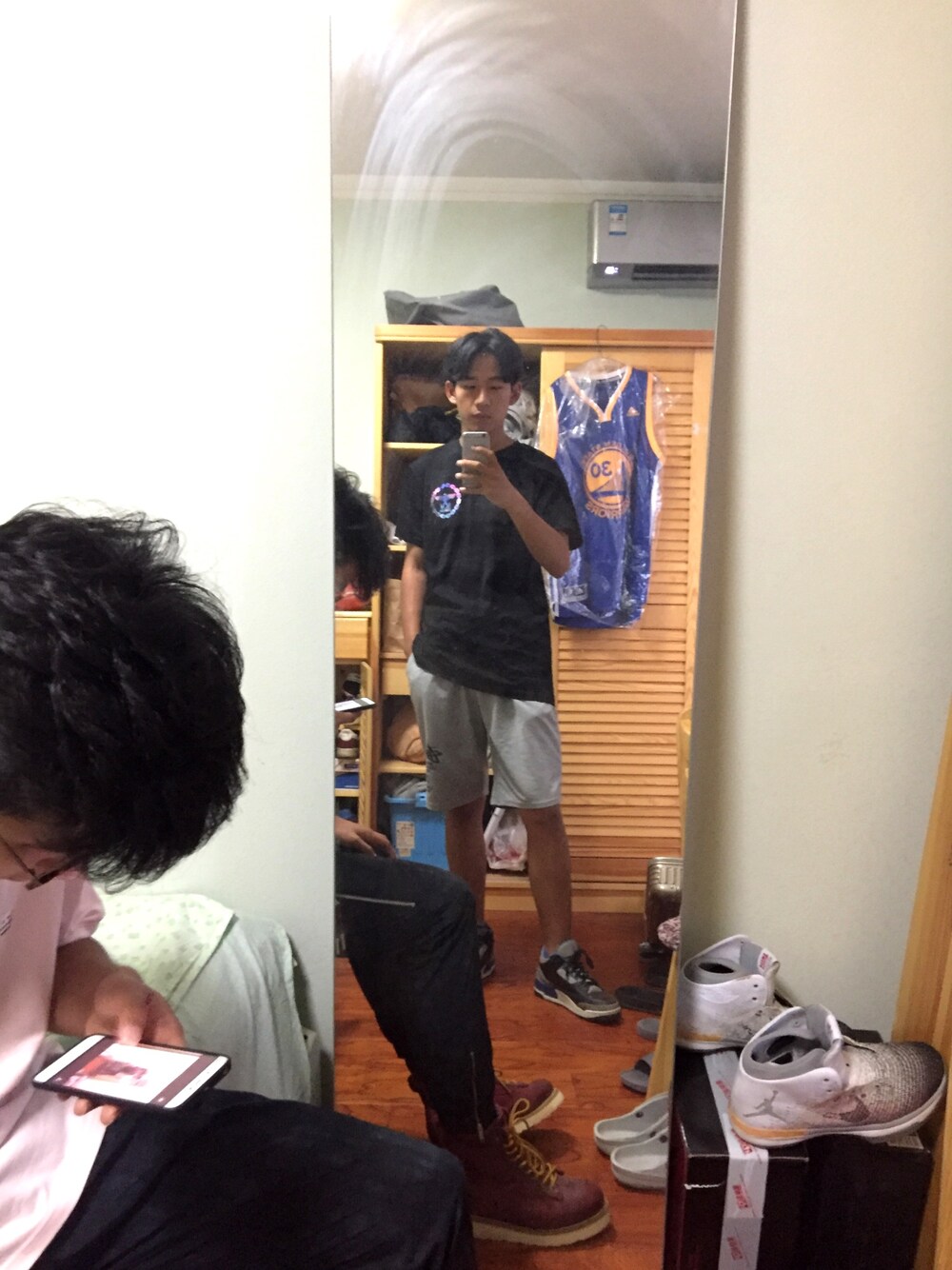 「HOME、nanjing」｜「BOY LONDONのアイテム（Tシャツ/カットソー、ブラック系）」を使った、要风得风耀宇得雨さん（メンズ・181cm）の秋コーディネートの1枚目の写真